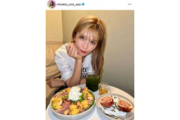 「今日も可愛い更新中」宇野実彩子、カフェでの微笑みSHOTにファンうっとり「ビジュ最高すぎ！」 画像