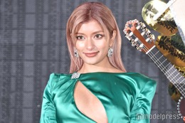 ローラ、SEXYミニワンピ姿＆豪華自宅が話題「絵になる」「おしゃれで素敵」の声 画像