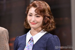 岡本玲、ド派手ヘアで雰囲気ガラリ 美ウエスト際立つコーデに反響「新たな魅力」「一瞬誰か分からなかった」 画像