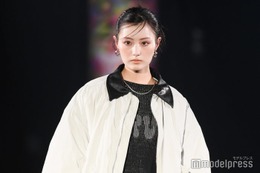 鶴嶋乃愛、ミニスカからスラリ美脚披露 クールな表情で魅了【札幌コレクション 2024 A／W】 画像