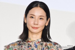 吉田羊、ミニ丈ドレスから色白美脚スラリ「レア」「うっとりする美しさ」と反響 画像