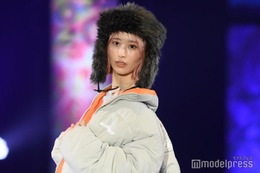 ≠ME川中子奈月心、ロシア帽×大きめダウンの冬先取りコーデ【札幌コレクション 2024 A／W】 画像