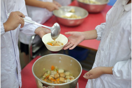 昔の給食はアルミの食器だったけど…→現代の様子に『時代の進化は早い』『こんなに進化しているの！？』 画像