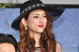 小沢真珠、レアなショーパン姿 圧巻美脚披露に反響「脚長すぎる」「レベチのスタイル」 画像