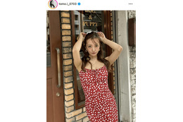 板野友美、美デコルテ披露の“赤な気分”SHOTに「サイコー」「とっても可愛い」と絶賛の声 画像