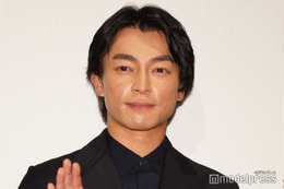 テニミュ俳優、当時のブロマイド片手に現在の自撮り公開「20年前越前リョーマだったおじさん」に反響 画像