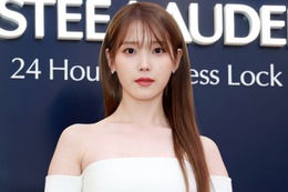 IU、祖母をハグ プライベート2ショット公開に「目元が似てる」「仲良しで素敵」と反響 画像