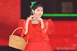 松村沙友理、赤ドレスで“さゆリコピン”ポーズ披露 ぶりっ子連発で会場沸かす【GirlsAward 2024AW】 画像