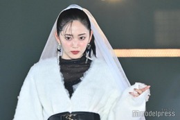 鈴木愛理、ベールがお似合い オーバーサイズニットからSEXY美脚【GirlsAward 2024AW】 画像