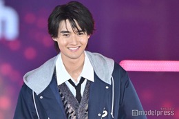 藤岡弘、の息子・藤岡真威人、“スクール風”ラフファッションで堂々ランウェイ【GirlsAward 2024AW】 画像