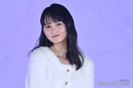 乃木坂46遠藤さくら、純白衣装で透明感引き立つ 顔にバッグ寄せ微笑む【GirlsAward 2024AW】 画像