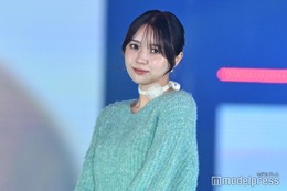 小林由依、ラメ入りトップス×フリルスカートでガーリーな着こなし【GirlsAward 2024AW】 画像