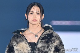 「アユネク」Himena、ミニ丈ワンピからチラリ美脚 ファージャケットがお似合い【GirlsAward 2024AW】 画像