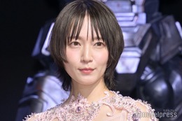 吉岡里帆、グレーカラコン・唇ピアス・紫メッシュで雰囲気ガラリ マネージャー「違う人のよう」 画像