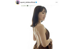 モー娘。卒業を控える石田亜佑美、美背中を披露した大胆SHOTに反響「彫刻みたい」「本当に綺麗すぎる」 画像