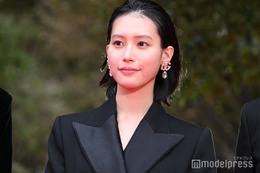 南沙良、ジャケットから美脚スラリ 窪塚洋介・亀梨和也とレッドカーペット闊歩【第37回東京国際映画祭】 画像