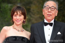 米倉涼子、オフショルドレスで美デコルテ大胆披露 エスコートに満開の笑顔【第37回東京国際映画祭】 画像