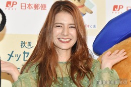 スザンヌ、イケメン息子を顔出し 仲良しハグショットに「笑顔が似てる」「可愛い親子」の声 画像