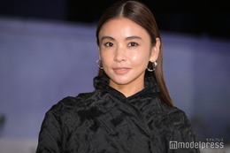 滝沢眞規子、自宅の豪華クリスマスツリー公開「お家レベルじゃない」「高級感すごい」の声 画像