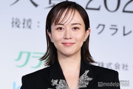 比嘉愛未、CA姿で美脚披露「美しすぎる」「似合ってます」 画像