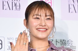 村上佳菜子、イケメン夫とのバースデーショット公開「幸せオーラ全開」「ラブラブ」と反響 画像