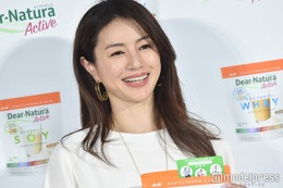 井川遥、色白美脚際立つショーパン姿披露「真っ直ぐで綺麗」「憧れ」の声 画像