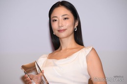 MEGUMI、スリットからほっそり美脚披露「FRAGRANCE Person of the Year」受賞に喜び【FRAGRANCE DAY 2024】 画像