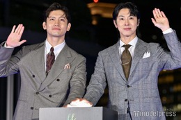 東方神起、初の点灯式に興奮 デビュー20周年控え思い語る「これから2人が照らしていきたい」