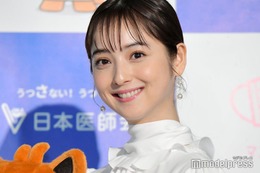 佐々木希、猫耳カチューシャ姿で愛犬を抱っこ「すっぴん？」「可愛すぎる」の声