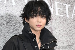 鈴木仁、ウェーブヘアで雰囲気ガラリ オールブラックでクールな着こなし【ボッテガ・ヴェネタ 麻布台ヒルズ オープニングイベント】