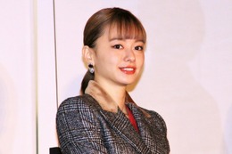 「白が似合いすぎ」山本舞香、ホリデーシーズンにぴったりのミニスカ幸せコーデ