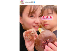 保田圭、6歳息子とドーナツを持ってパシャリ！顔寄せSHOTに「親子すごい仲良し」「めっちゃ可愛い」