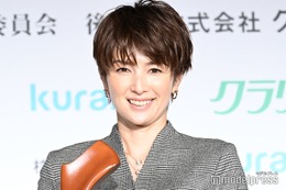 吉瀬美智子、ミニスカ×ニーハイブーツから美脚全開「スタイル抜群」「かっこいい」の声