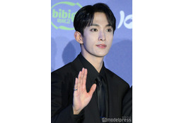 SEVENTEENドギョム、両親とのプリクラ公開「美形家族」「仲良し」の声 画像