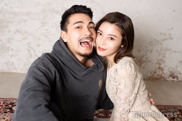 島袋聖南、夫・石倉ノアとクリスマスデート 密着ショットに「美男美女」「素敵な夫婦」の声 画像