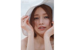 後藤真希写真集、発売1ヶ月で異例の重版8刷 未公開カット解禁【flos】