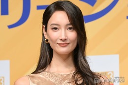 菜々緒、水着姿の圧巻プロポーションにファン釘付け「脚長すぎる」「驚異のスタイル」