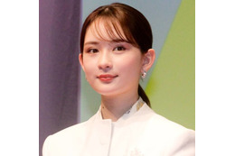 畑芽育、花束を手にした笑顔SHOTに反響「癒し」「写真可愛すぎる」