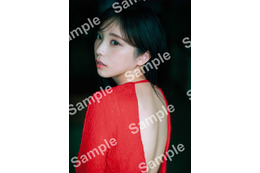 卒業発表の乃木坂46与田祐希“背中大胆開き”赤ドレス姿で振り向く「乃木坂配信中」限定ポスター解禁【ヨーダ】 画像
