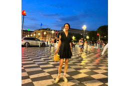 パリ在住・中村江里子アナ、夫との“身長差キス”公開「素敵すぎる」「愛が伝わる」の声 画像