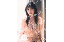 乃木坂46与田祐希、ナチュラルメイク×ベージュドレスの幻想的ショット 3rd写真集ポストカード第5弾解禁【ヨーダ】 画像