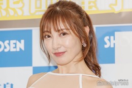 熊田曜子、大胆スリットから美脚全開「脚長すぎる」「完璧スタイル」の声 画像