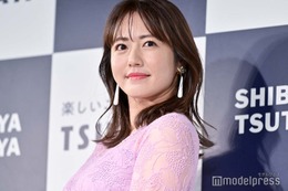 磯山さやか、美背中ざっくりSEXYドレス姿披露「さすがのスタイル」「変わらず美しい」