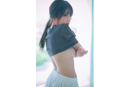 乃木坂46与田祐希、“Tシャツめくる瞬間”の無防備な姿 3rd写真集先行カット第13弾解禁【ヨーダ】