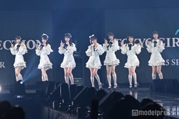 “秋元康氏プロデュースアイドル”Rain Tree、ショートパンツ姿で美脚際立つ グループで「TGC」初登場【TGC2025S/S】