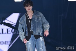 「君がトクベツ」出演解禁で話題のDXTEEN大久保波留、微笑みウインクにキュン【TGC2025S/S】 画像