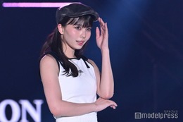 川口ゆりな、大胆肌見せで色白美ボディ煌めく【TGC2025S/S】