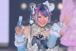 “犬系彼女”でバズ・ののち、水色のラブリー衣装×ド派手ツートンヘアで存在感【関コレ2025S/S】 画像