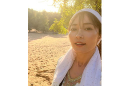 新山千春、14歳年下夫と新婚旅行でドバイ＆アブダビへ オフショット多数公開に反響「憧れる」「素敵」 画像