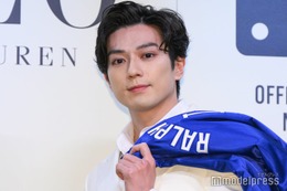 新田真剣佑、ホワイトタキシードで登場 報道陣への気遣い光る【ポロ ラルフ ローレン×MLB ローンチイベント】